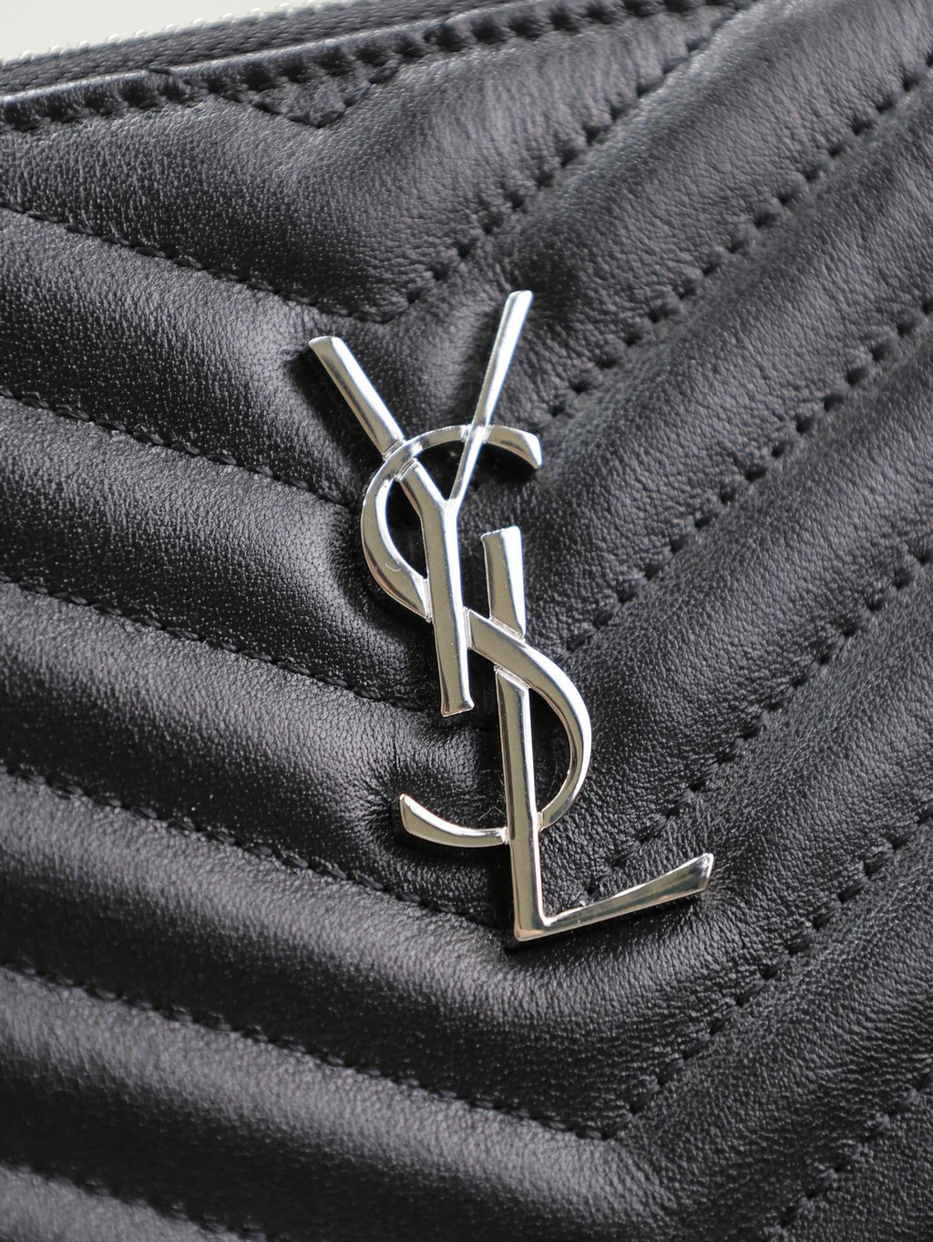 Clutch 36 aus schwarzem, gestepptem Kalbsleder mit silberner Schnalle