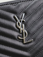 Clutch 36 aus schwarzem, gestepptem Kalbsleder mit silberner Schnalle