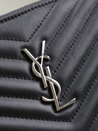 Clutch 30 aus schwarzem, gestepptem Kalbsleder mit silberner Schnalle