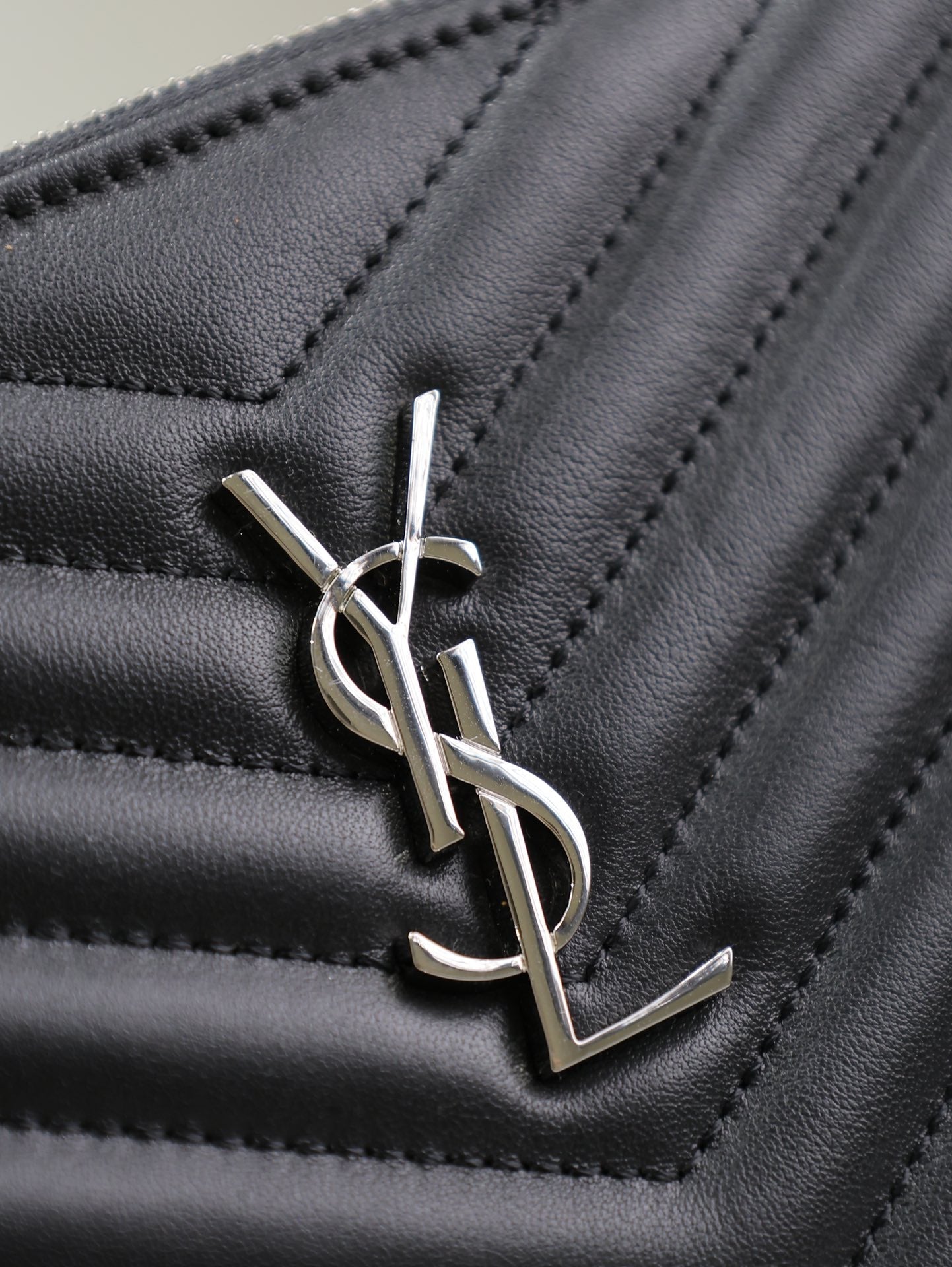 Clutch 30 aus schwarzem, gestepptem Kalbsleder mit silberner Schnalle