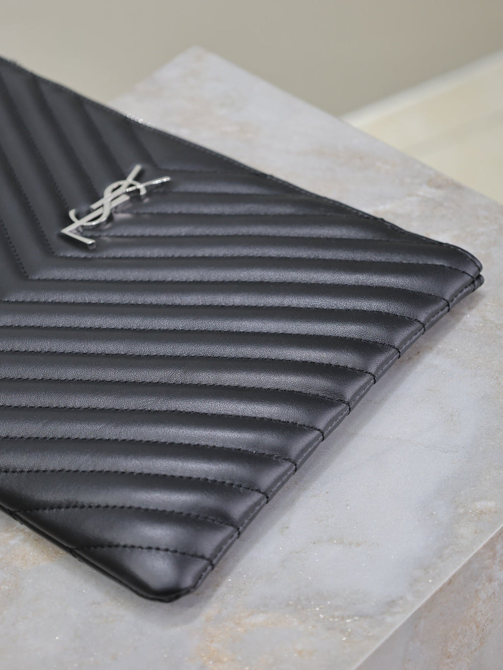 Clutch 30 aus schwarzem, gestepptem Kalbsleder mit silberner Schnalle