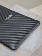 Clutch 30 aus schwarzem, gestepptem Kalbsleder mit silberner Schnalle