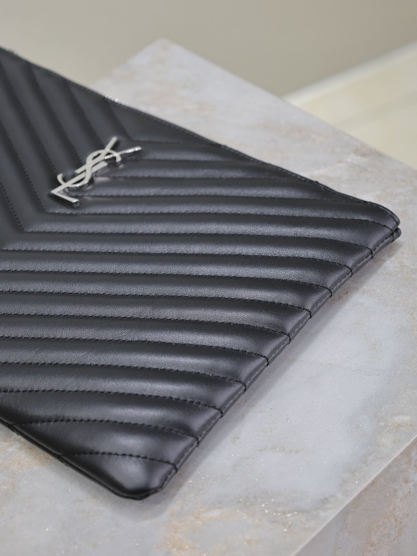 Clutch 30 aus schwarzem, gestepptem Kalbsleder mit silberner Schnalle