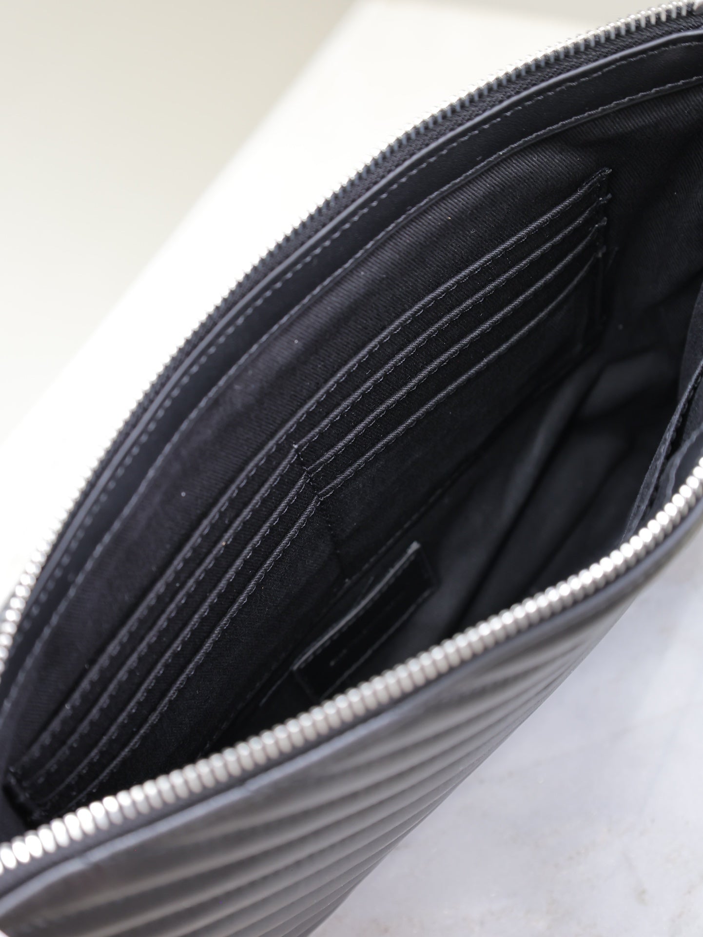 Clutch 30 aus schwarzem, gestepptem Kalbsleder mit silberner Schnalle