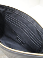 Clutch 36 aus schwarzem, gestepptem Kalbsleder mit goldener Schnalle