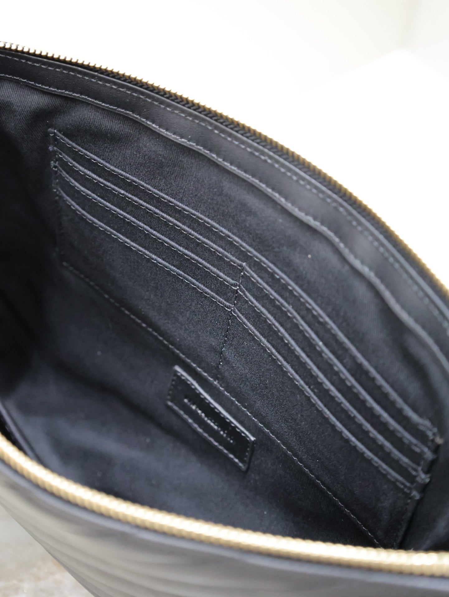 Clutch 36 aus schwarzem, gestepptem Kalbsleder mit goldener Schnalle