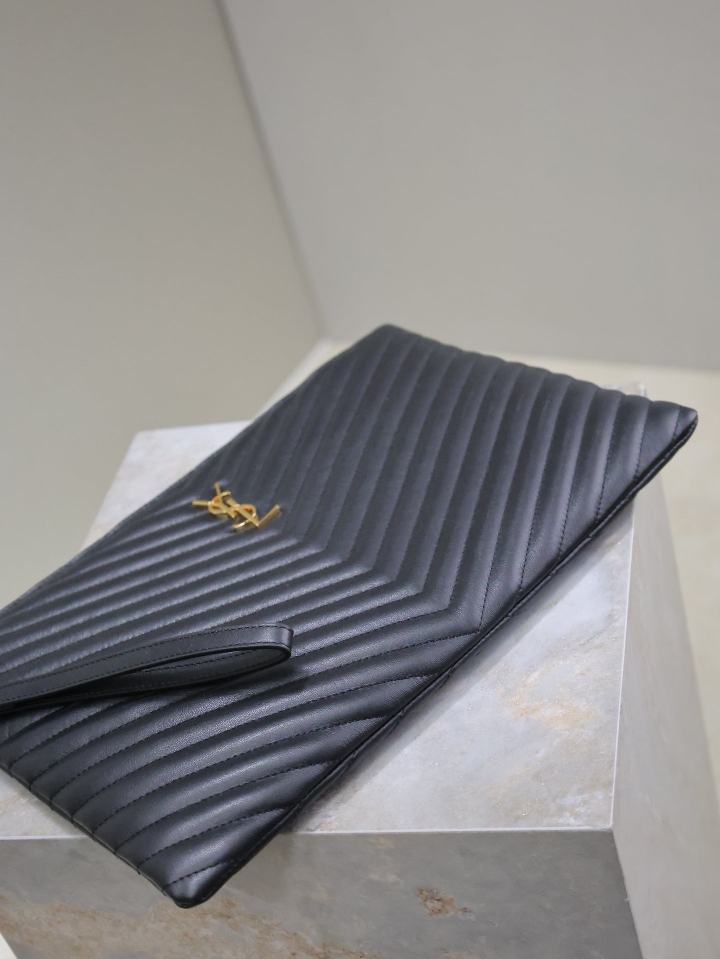 Clutch 36 aus schwarzem, gestepptem Kalbsleder mit goldener Schnalle