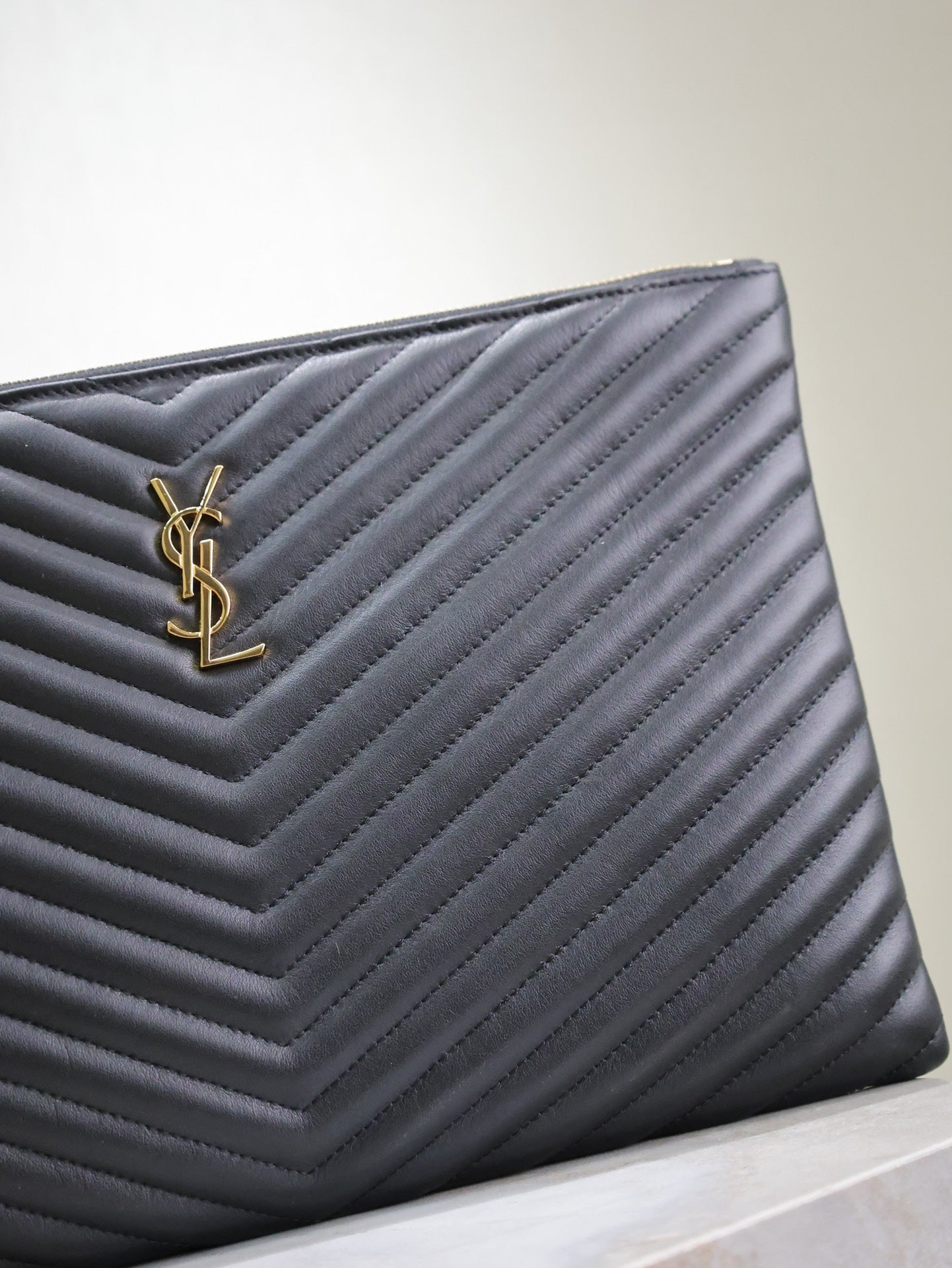 Clutch 36 aus schwarzem, gestepptem Kalbsleder mit goldener Schnalle