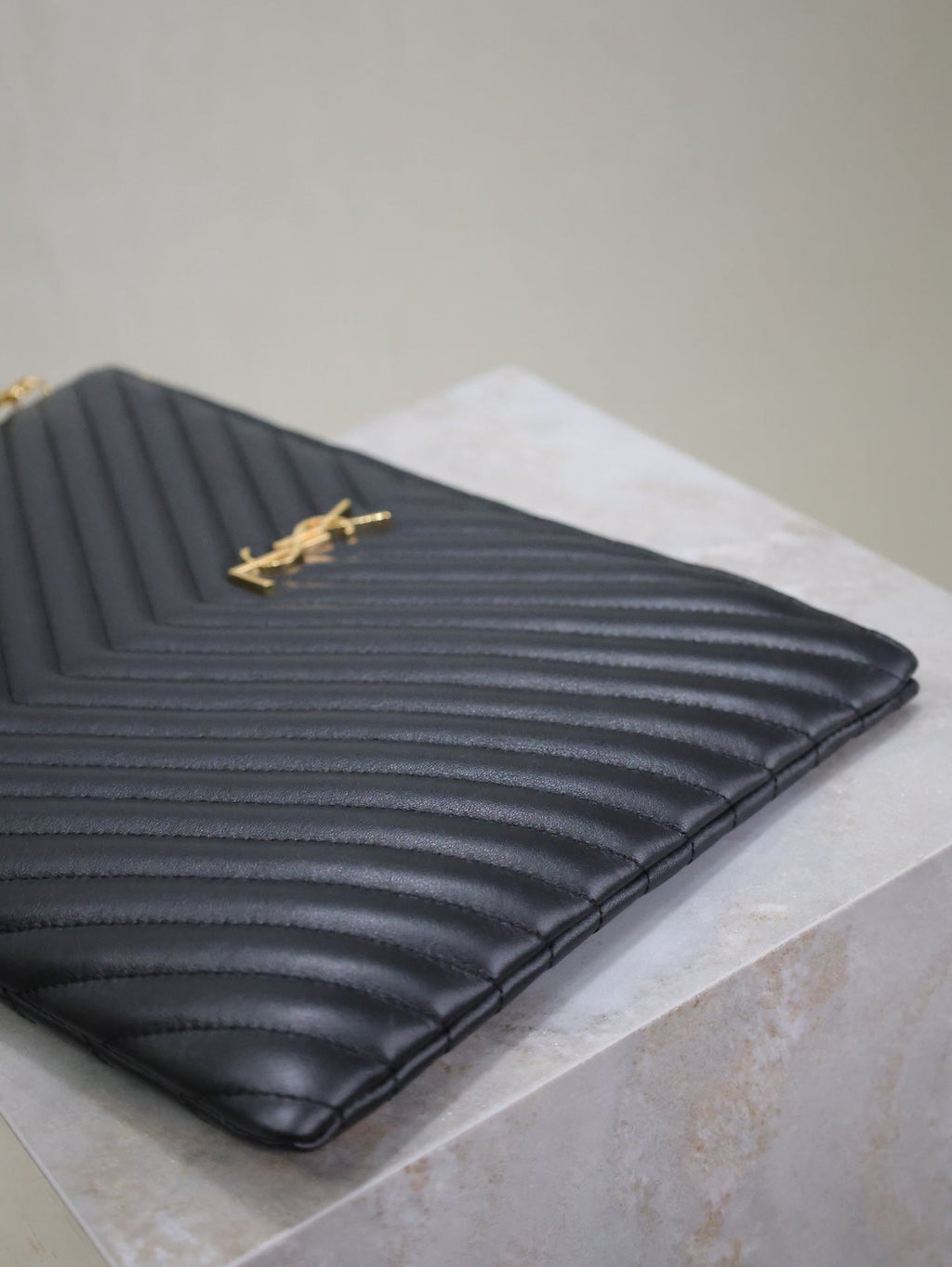 Clutch 36 aus schwarzem, gestepptem Kalbsleder mit goldener Schnalle