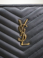 Clutch 36 aus schwarzem, gestepptem Kalbsleder mit goldener Schnalle