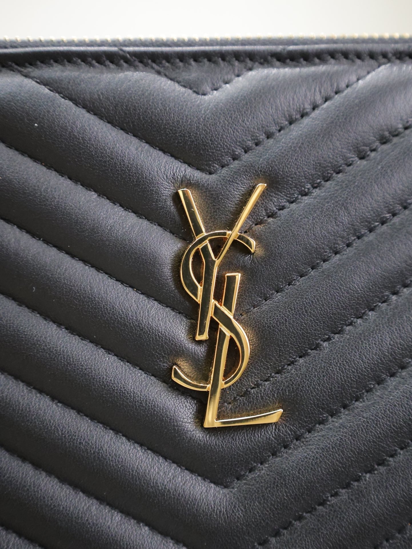 Clutch 36 aus schwarzem, gestepptem Kalbsleder mit goldener Schnalle