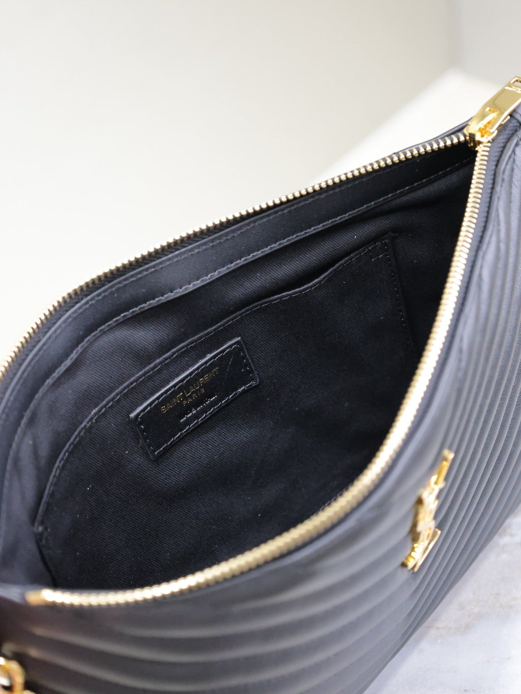 Clutch 30 aus schwarzem, gestepptem Kalbsleder mit goldener Schnalle