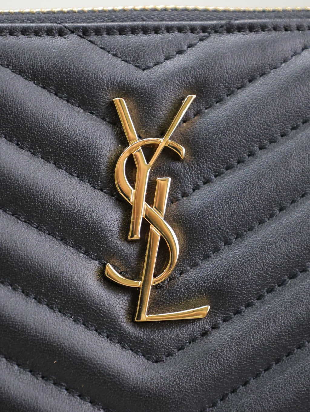 Clutch 24 aus schwarzem, gestepptem Kalbsleder mit goldener Schnalle