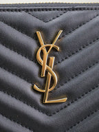 Clutch 24 aus schwarzem, gestepptem Kalbsleder mit goldener Schnalle