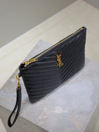 Clutch 24 aus schwarzem, gestepptem Kalbsleder mit goldener Schnalle