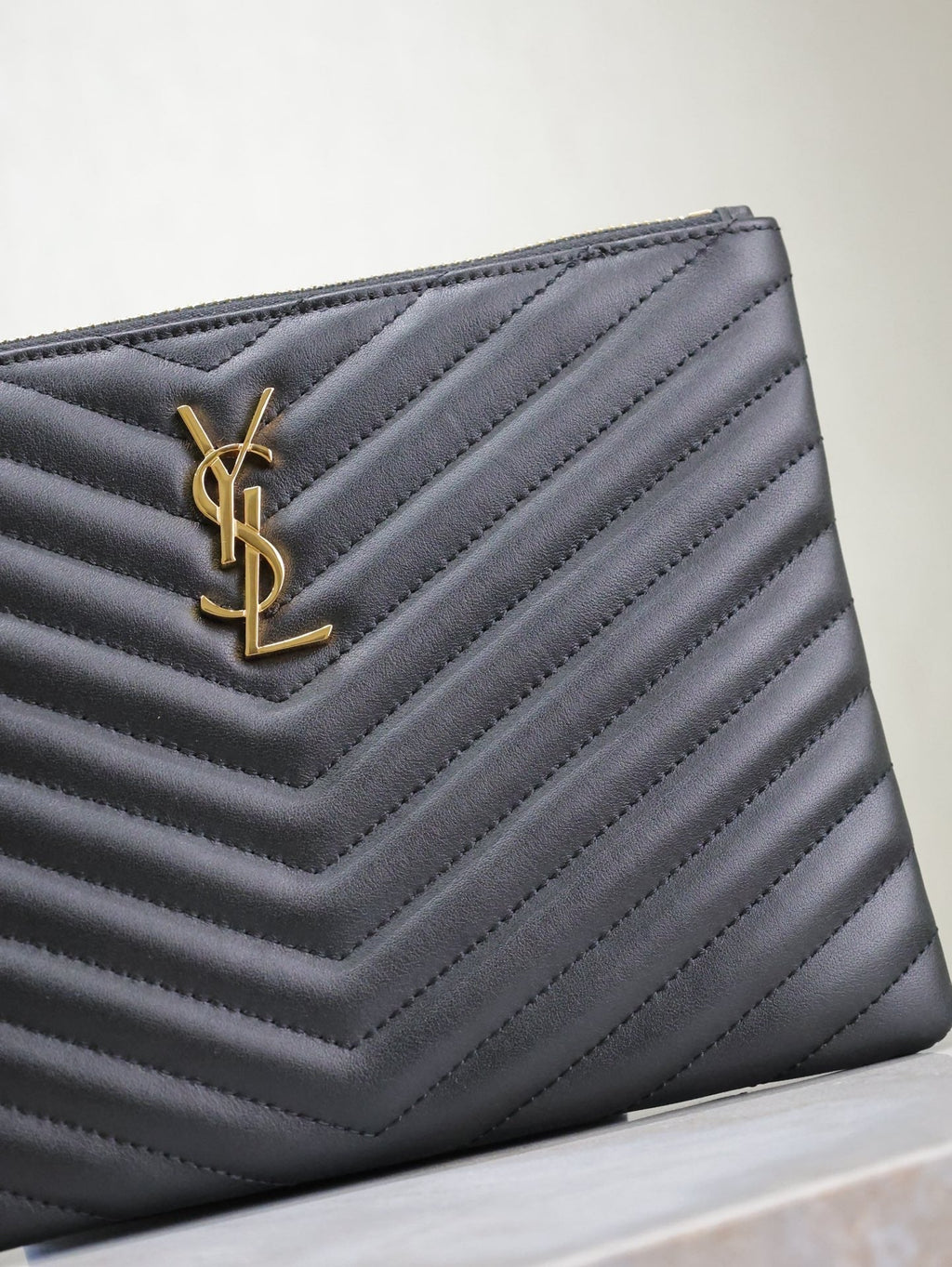 Clutch 24 aus schwarzem, gestepptem Kalbsleder mit goldener Schnalle