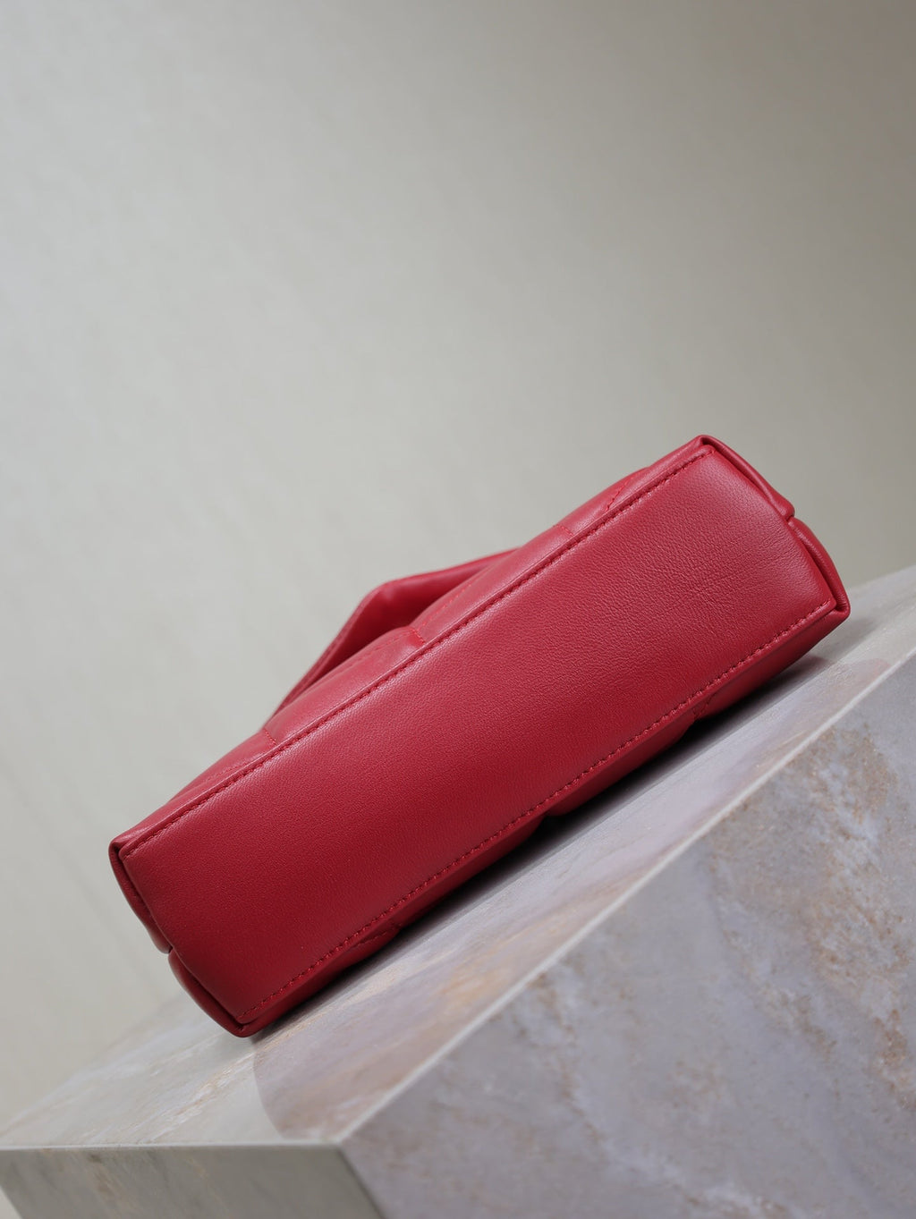 Duffleboard, 23 Zoll, rotes Lammleder, goldene Beschläge