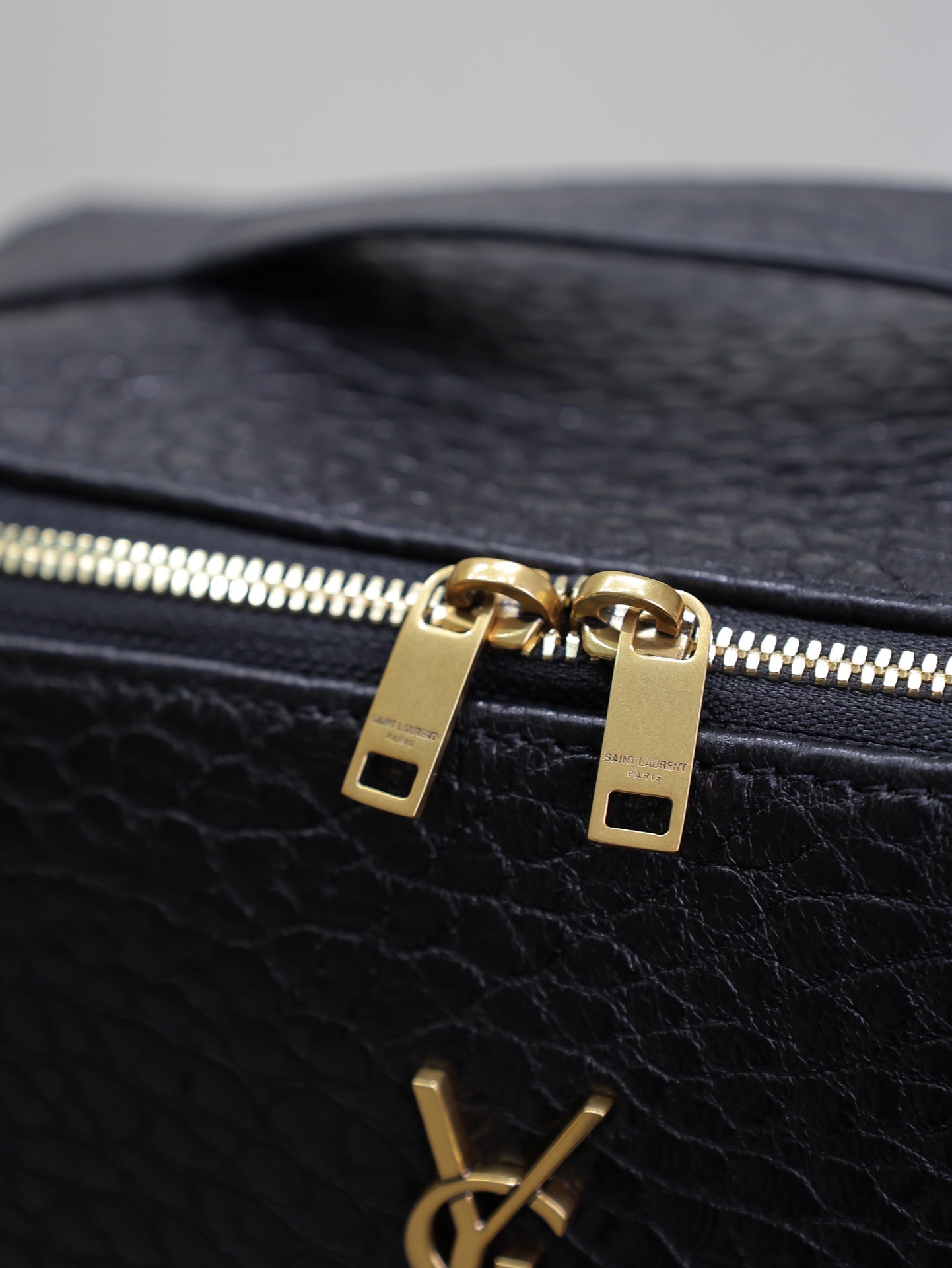 Kosmetiktasche aus schwarzem Lammleder mit goldenem Logo