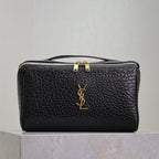 Kosmetiktasche aus schwarzem Lammleder mit goldenem Logo