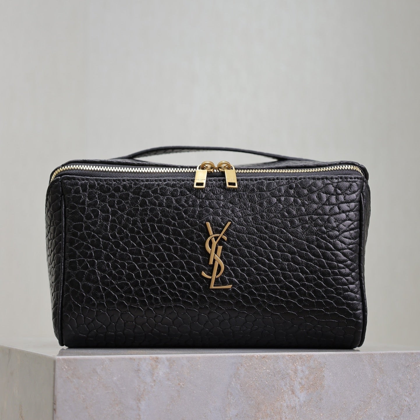 Kosmetiktasche aus schwarzem Lammleder mit goldenem Logo