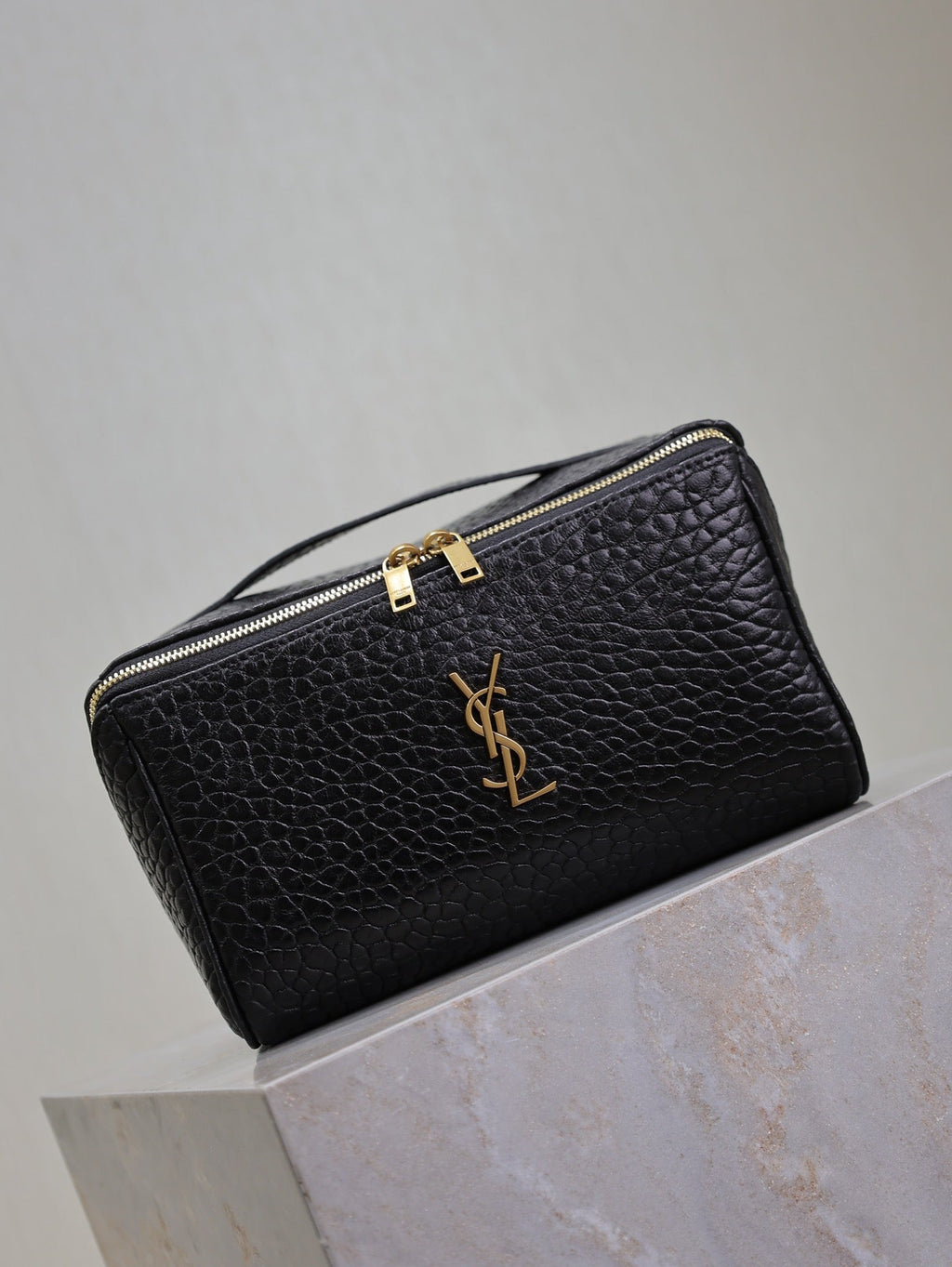 Kosmetiktasche aus schwarzem Lammleder mit goldenem Logo