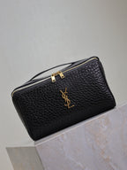 Kosmetiktasche aus schwarzem Lammleder mit goldenem Logo