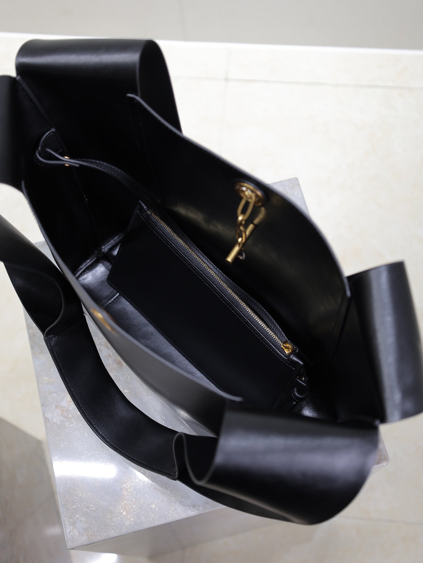 TANGER HOBO BAG 27 IN SCHWARZEM KALBSLEDER