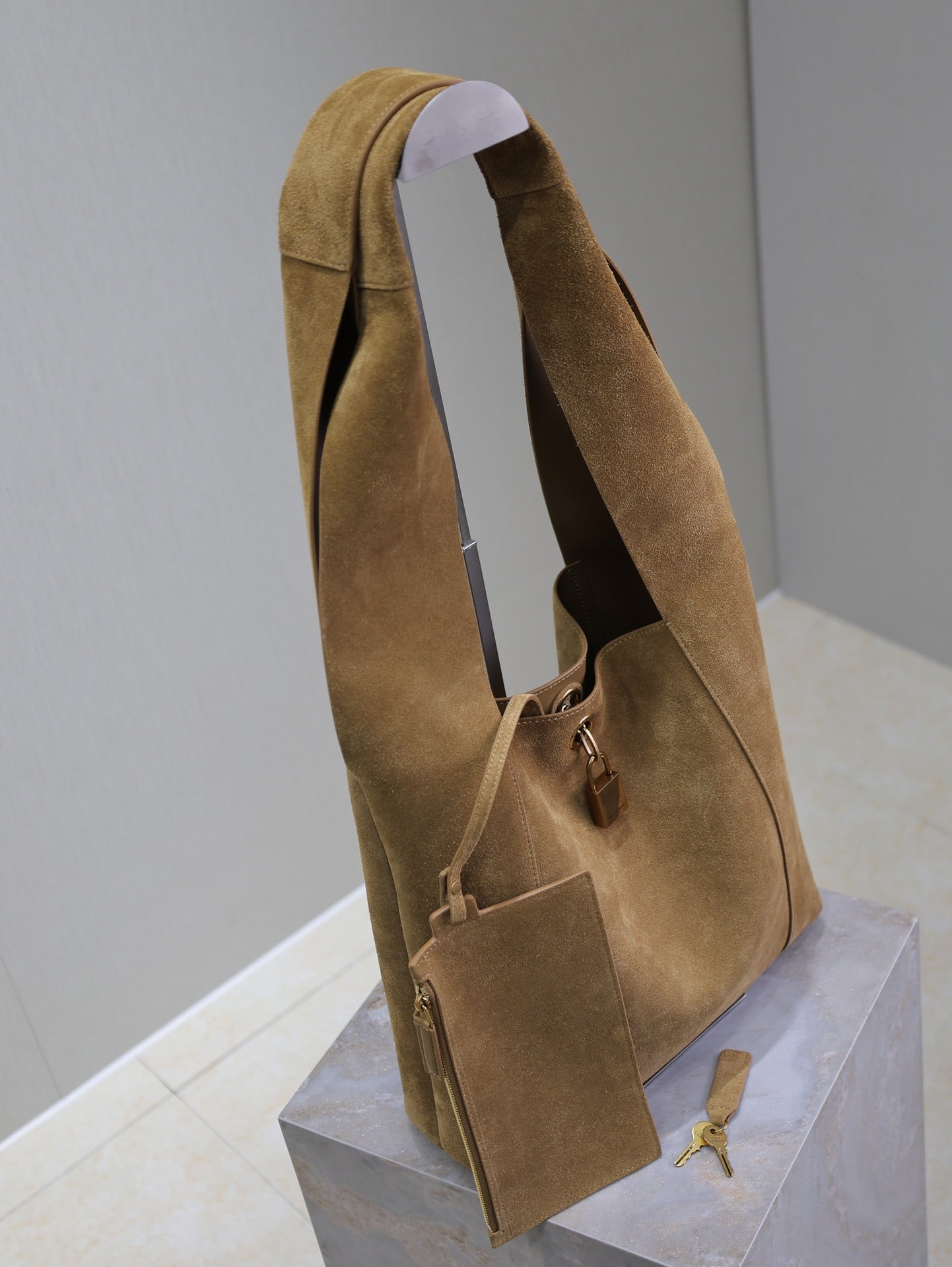 TANGER HOBO BAG 27 IN ERDNUSSBRAUNES WILDLEDER
