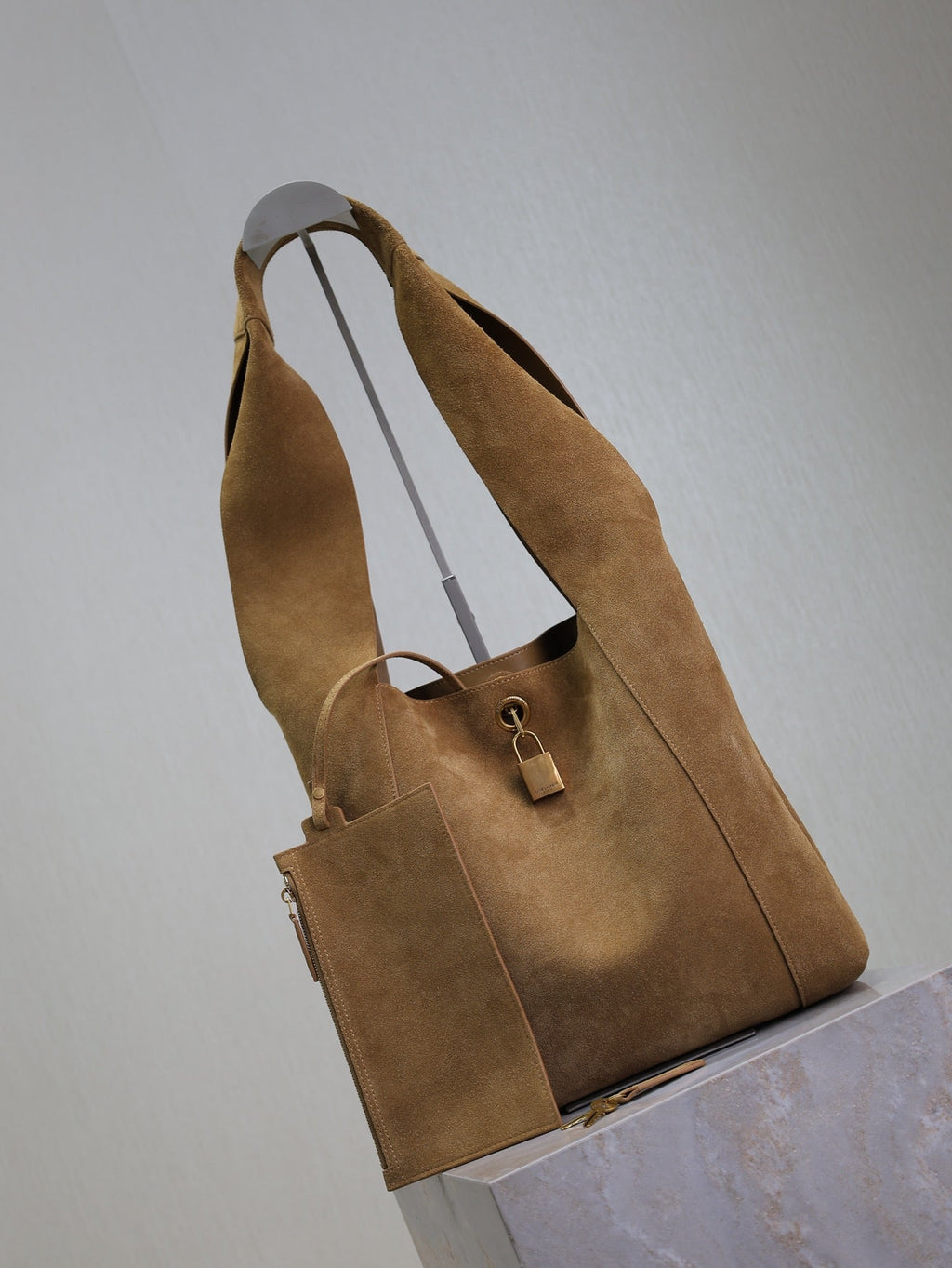 TANGER HOBO BAG 27 IN ERDNUSSBRAUNES WILDLEDER
