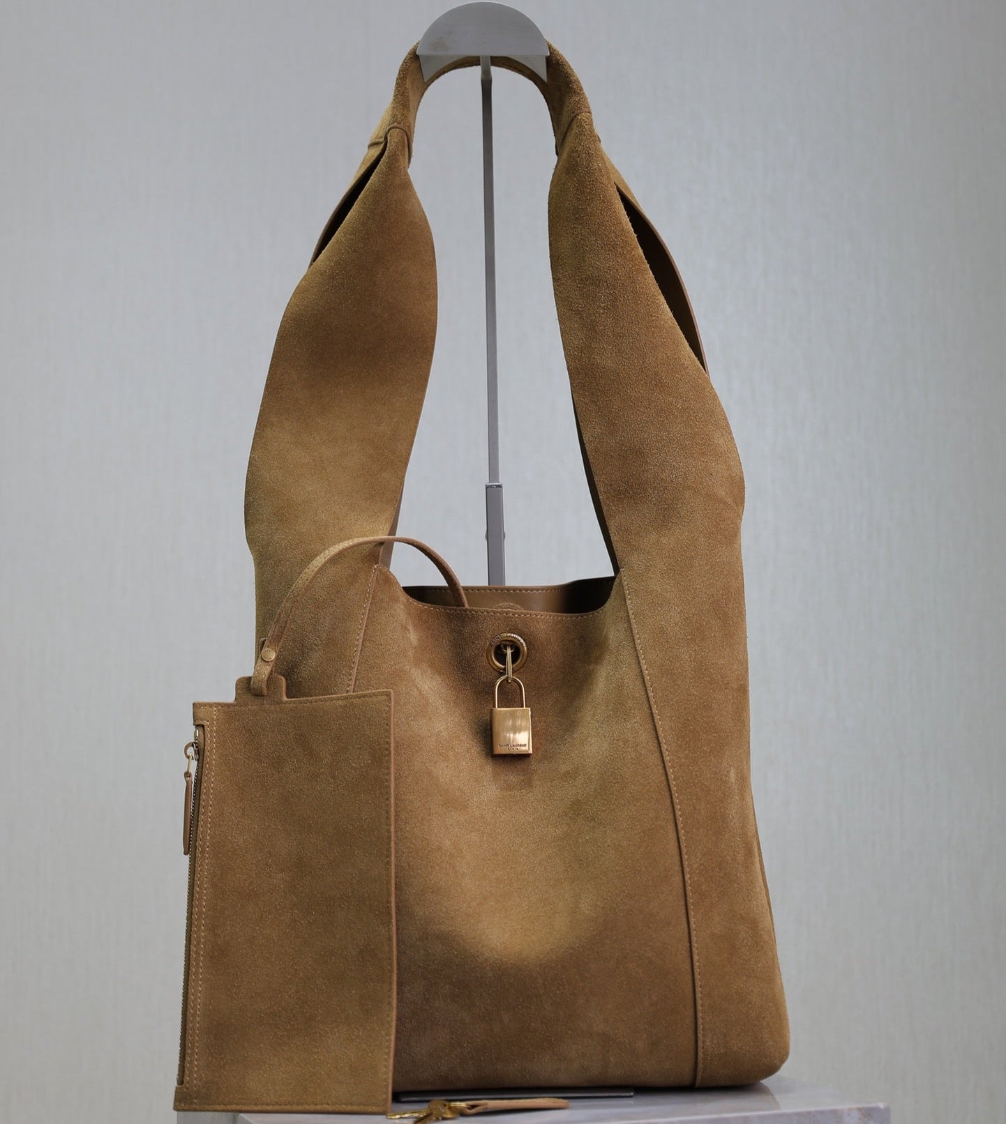 TANGER HOBO BAG 27 IN ERDNUSSBRAUNES WILDLEDER