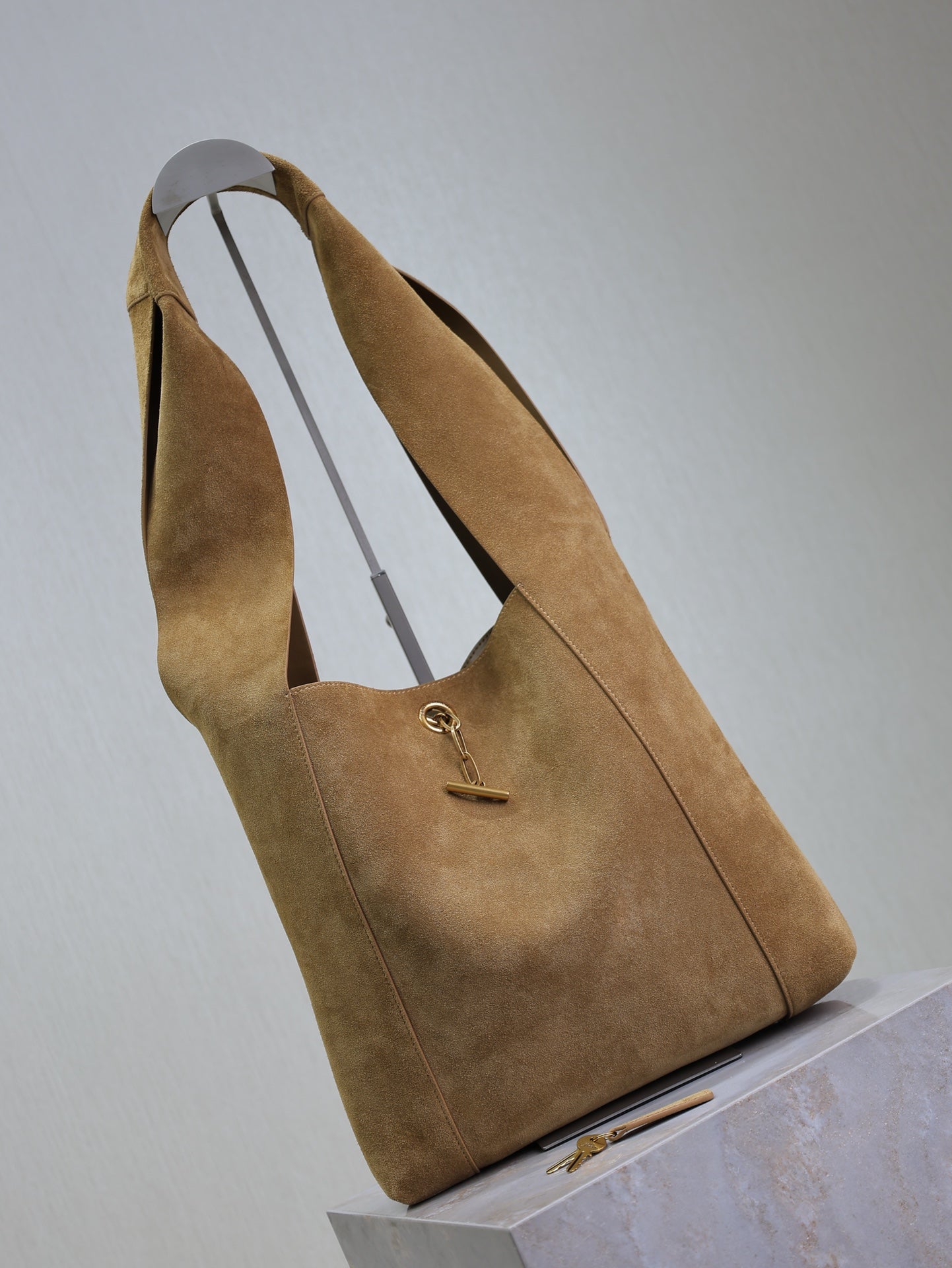 TANGER HOBO BAG 27 IN ERDNUSSBRAUNES WILDLEDER