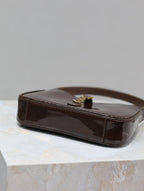 LE 5 À 7 MINITASCHE 19 AUS KALBSLEDER MIT SCHOKOLADENLACK UND GOLDLOGO