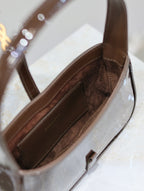 LE 5 À 7 MINITASCHE 19 AUS KALBSLEDER MIT SCHOKOLADENLACK UND GOLDLOGO