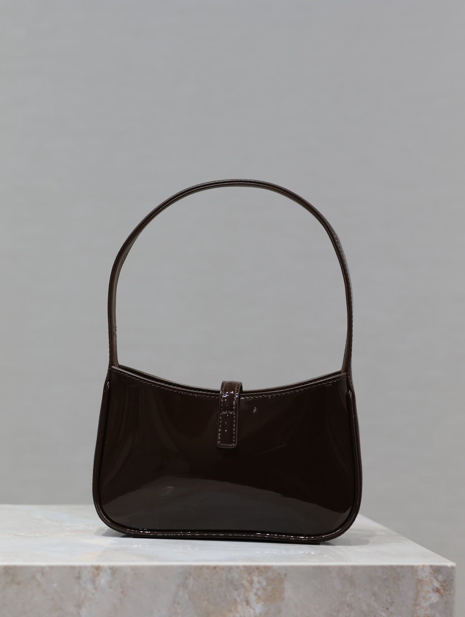 LE 5 À 7 MINITASCHE 19 AUS KALBSLEDER MIT SCHOKOLADENLACK UND GOLDLOGO