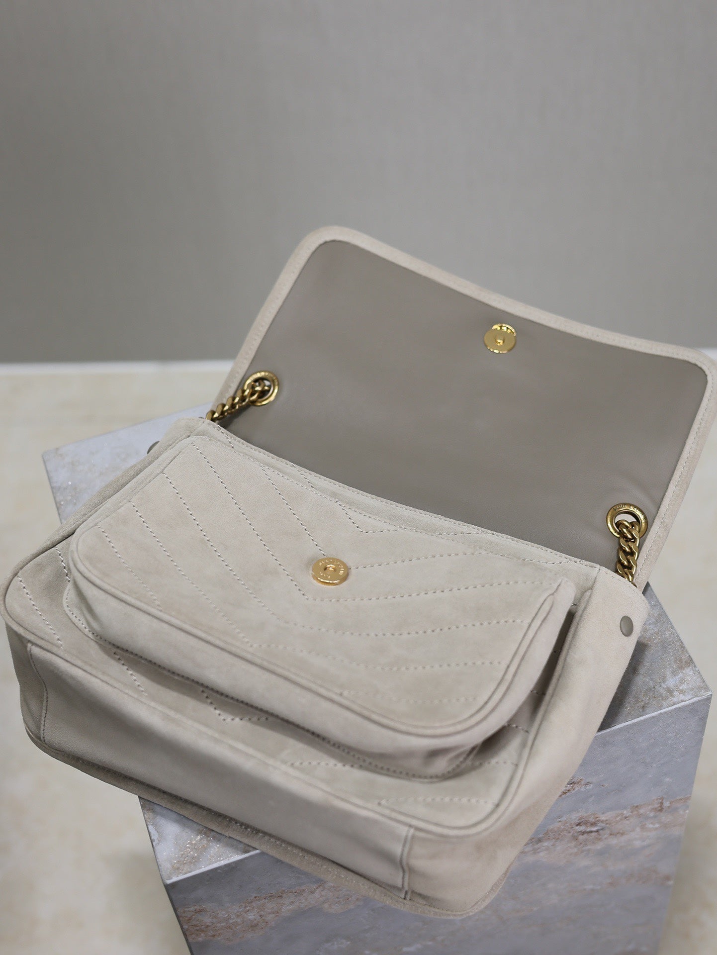 NIKI MEDIUM 28 IN GRAU MATT WILDLEDER GRAUES LOGO