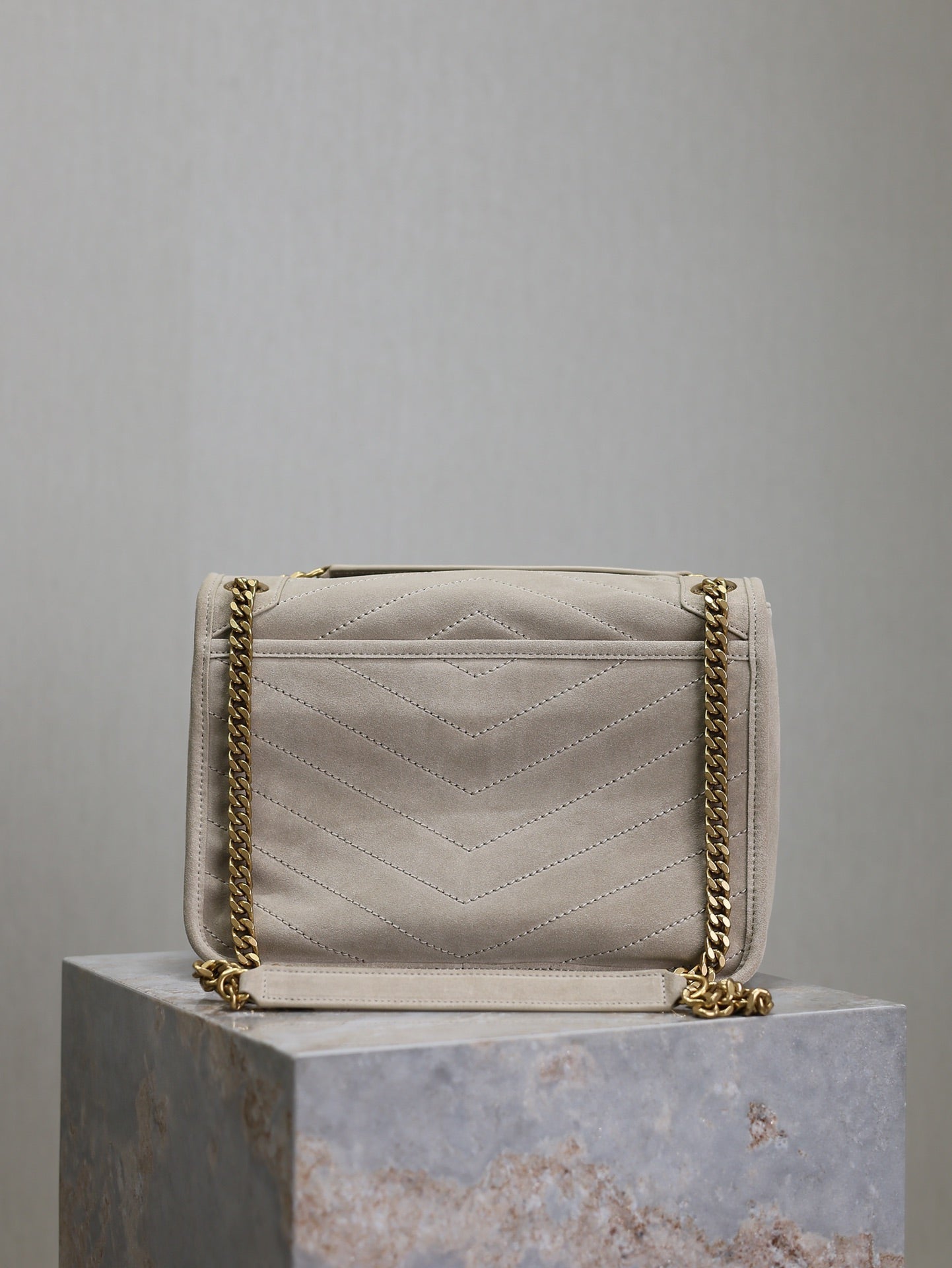 NIKI MEDIUM 28 IN GRAU MATT WILDLEDER GRAUES LOGO