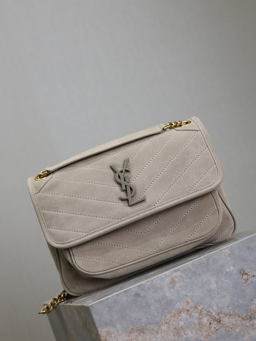 NIKI MEDIUM 28 IN GRAU MATT WILDLEDER GRAUES LOGO