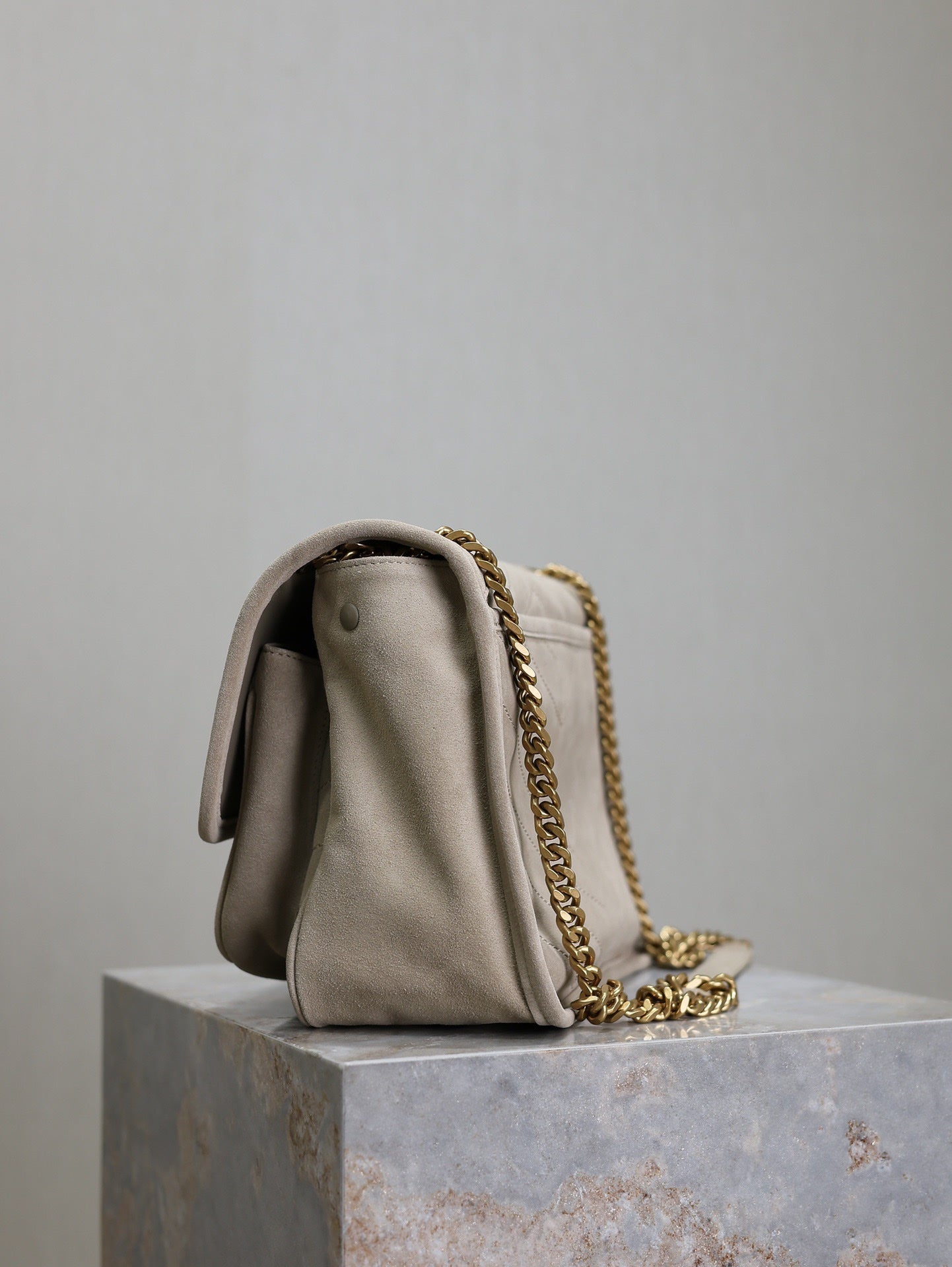 NIKI MEDIUM 28 IN GRAU MATT WILDLEDER GRAUES LOGO