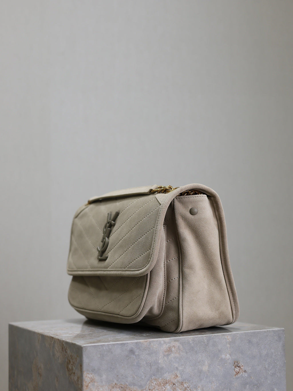 NIKI MEDIUM 28 IN GRAU MATT WILDLEDER GRAUES LOGO