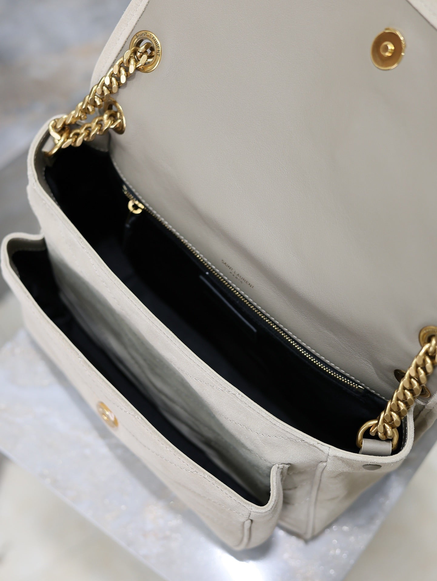 NIKI MEDIUM 28 IN GRAU MATT WILDLEDER GRAUES LOGO