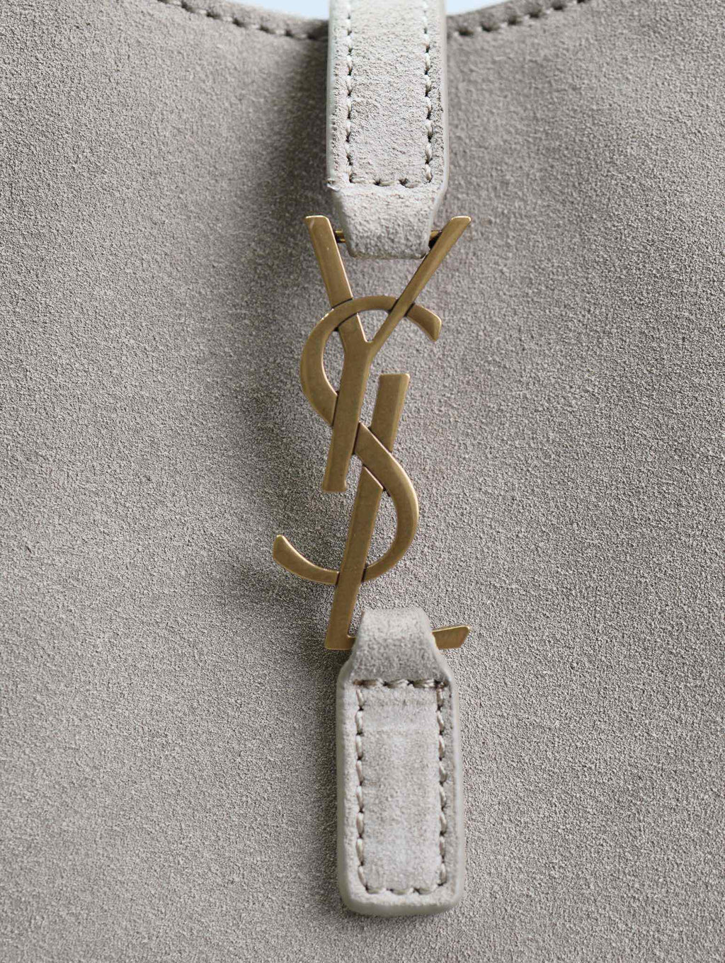 LE 5 À 7 HOBO MINI BAG 18 IN HELLBRAUNES WILDLEDER MIT KUPFERBESCHLÄGEN