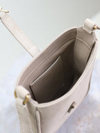 LE 5 À 7 HOBO MINI BAG 18 IN HELLBRAUNES WILDLEDER MIT KUPFERBESCHLÄGEN