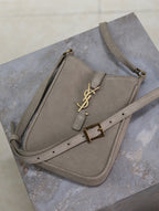 LE 5 À 7 HOBO MINI BAG 18 IN HELLBRAUNES WILDLEDER MIT KUPFERBESCHLÄGEN