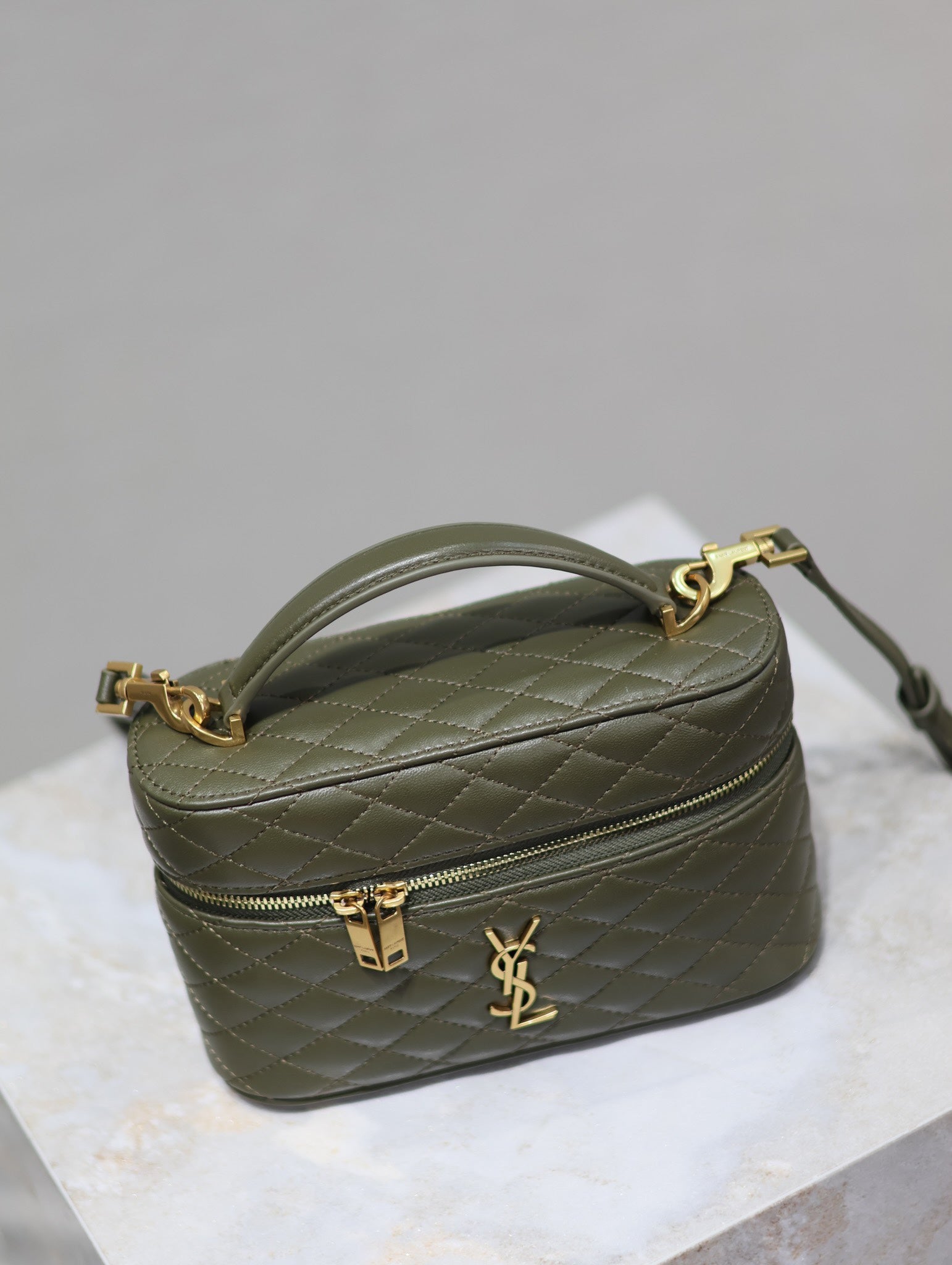 GABY MINI-KOSTÜTE 18 IN ARMY GREEN LAMMLEDER