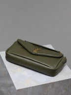 CALYPSO KETTENTASCHE 26 IN ARMY GREEN GLATTES LAMMLEDER