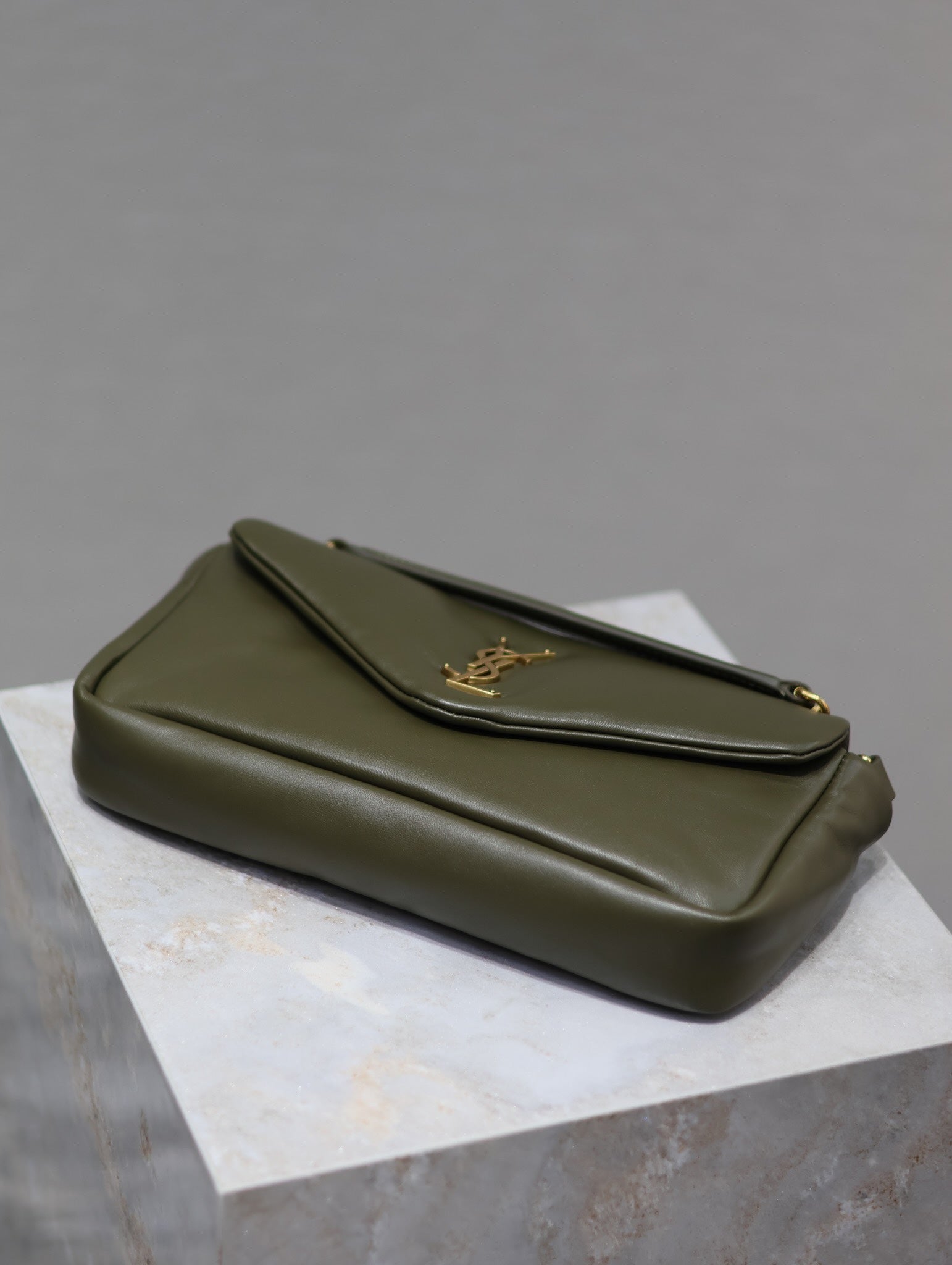 CALYPSO KETTENTASCHE 26 IN ARMY GREEN GLATTES LAMMLEDER