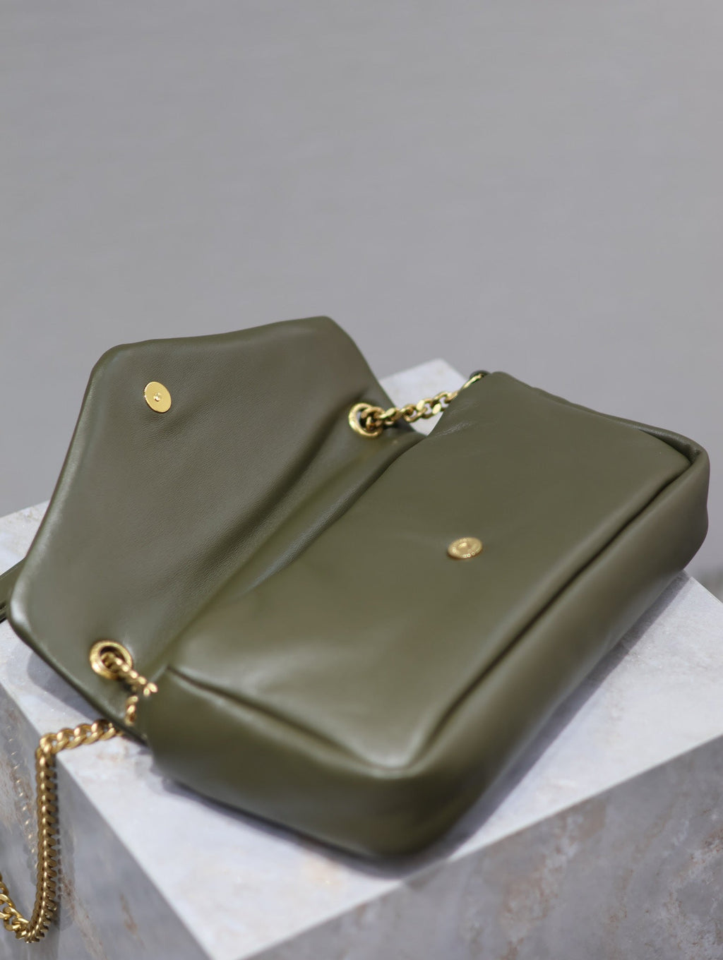 CALYPSO KETTENTASCHE 26 IN ARMY GREEN GLATTES LAMMLEDER