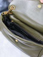 CALYPSO KETTENTASCHE 26 IN ARMY GREEN GLATTES LAMMLEDER