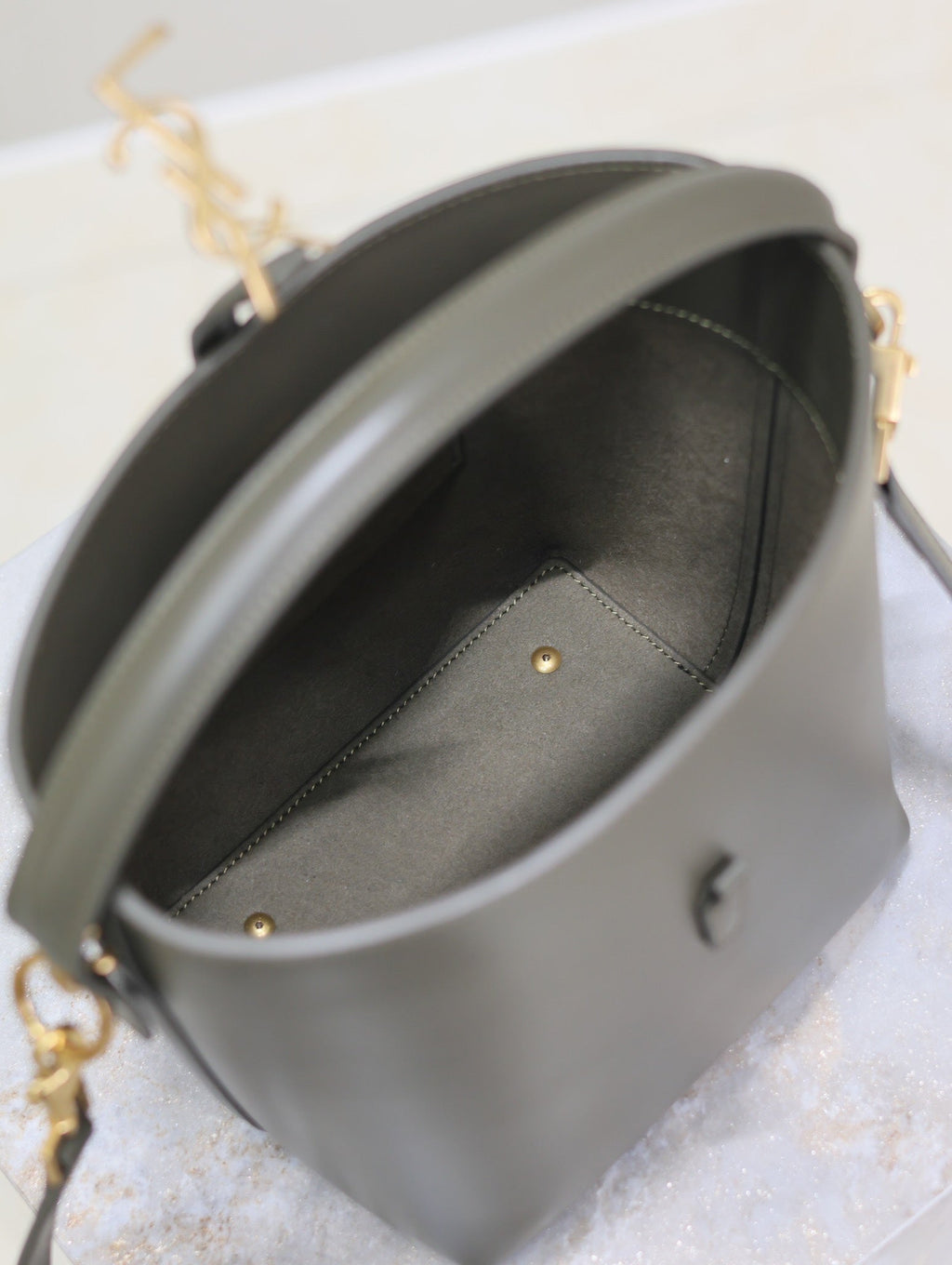 LE 37 KLEINER EIMERBEUTEL 20 IN KHAKIGRÜN KALBSLEDER GOLDENE BESCHLÄGE