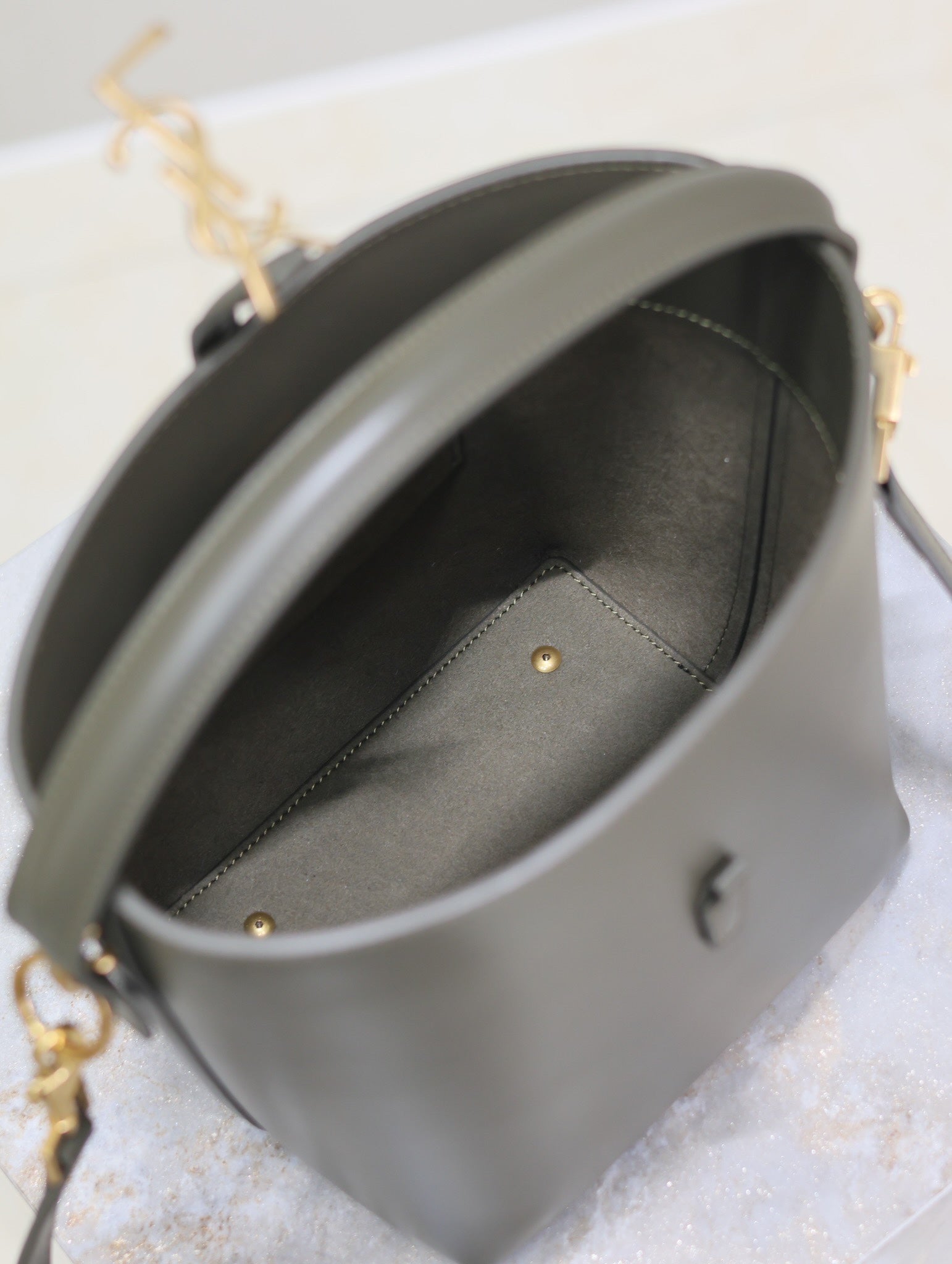 LE 37 KLEINER EIMERBEUTEL 20 IN KHAKIGRÜN KALBSLEDER GOLDENE BESCHLÄGE